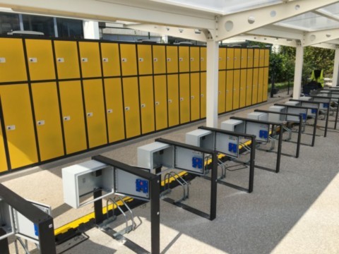 Station consigne Micromobile Caterpillar avec racks vélos